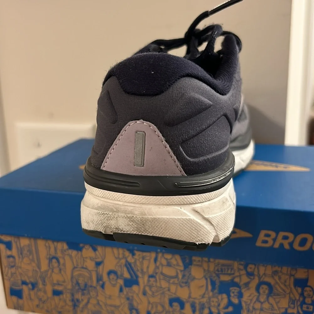Brooks Dyad 11 Gray Sneakers Light Pink Trim Size Women’s 8.5M Great Padding